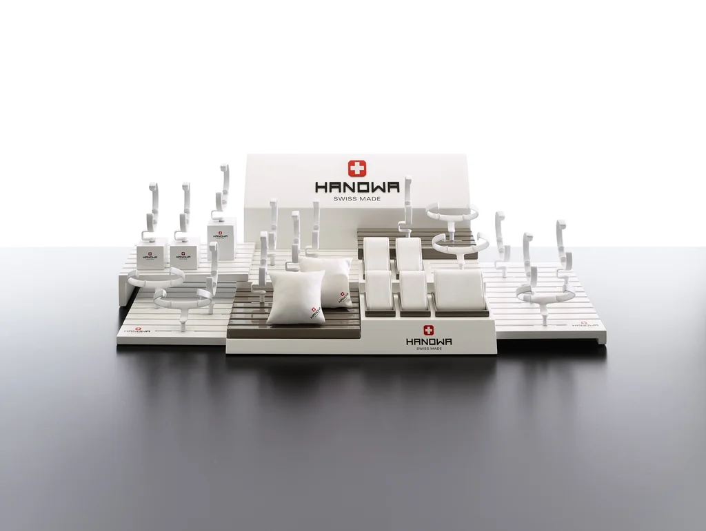 Hanowa: Countertop display featuring platform surfaces produced by Casadevall Group.