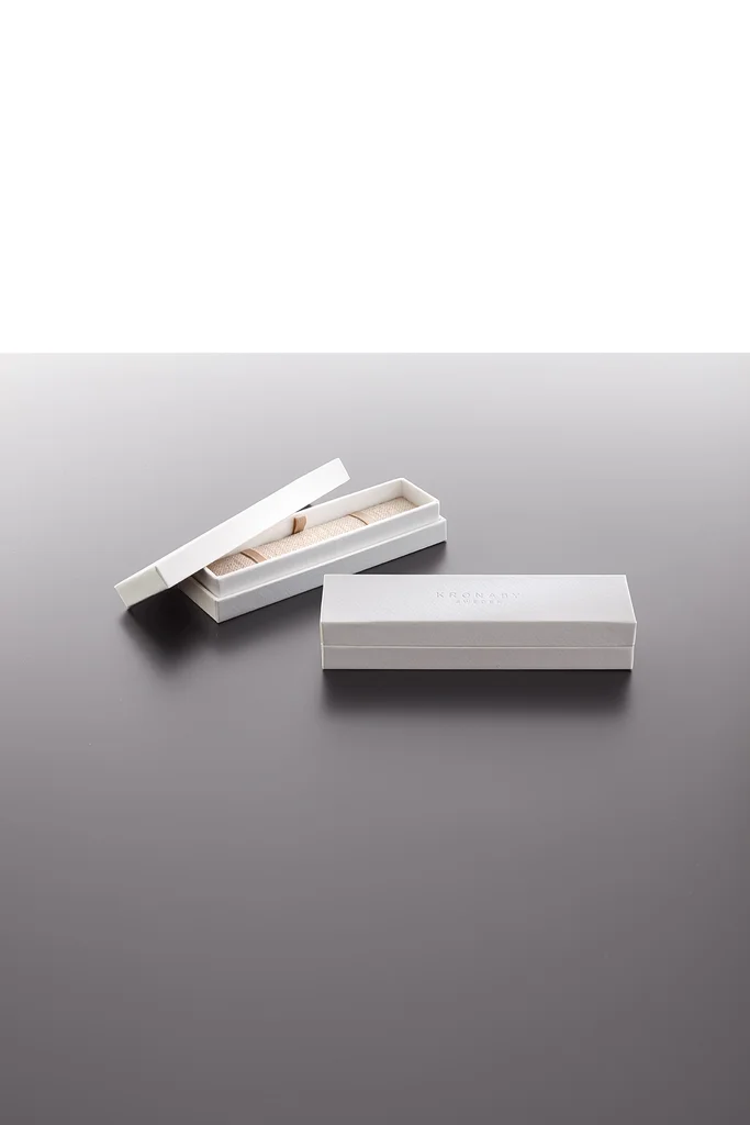 Kronaby: Minimalistic packaging produced by Casadevall Group.