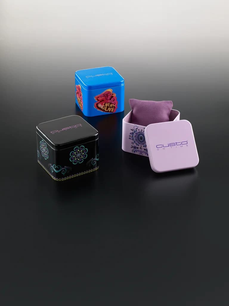 Custo Barcelona: Soft-shell zippered case produced by Casadevall Group.