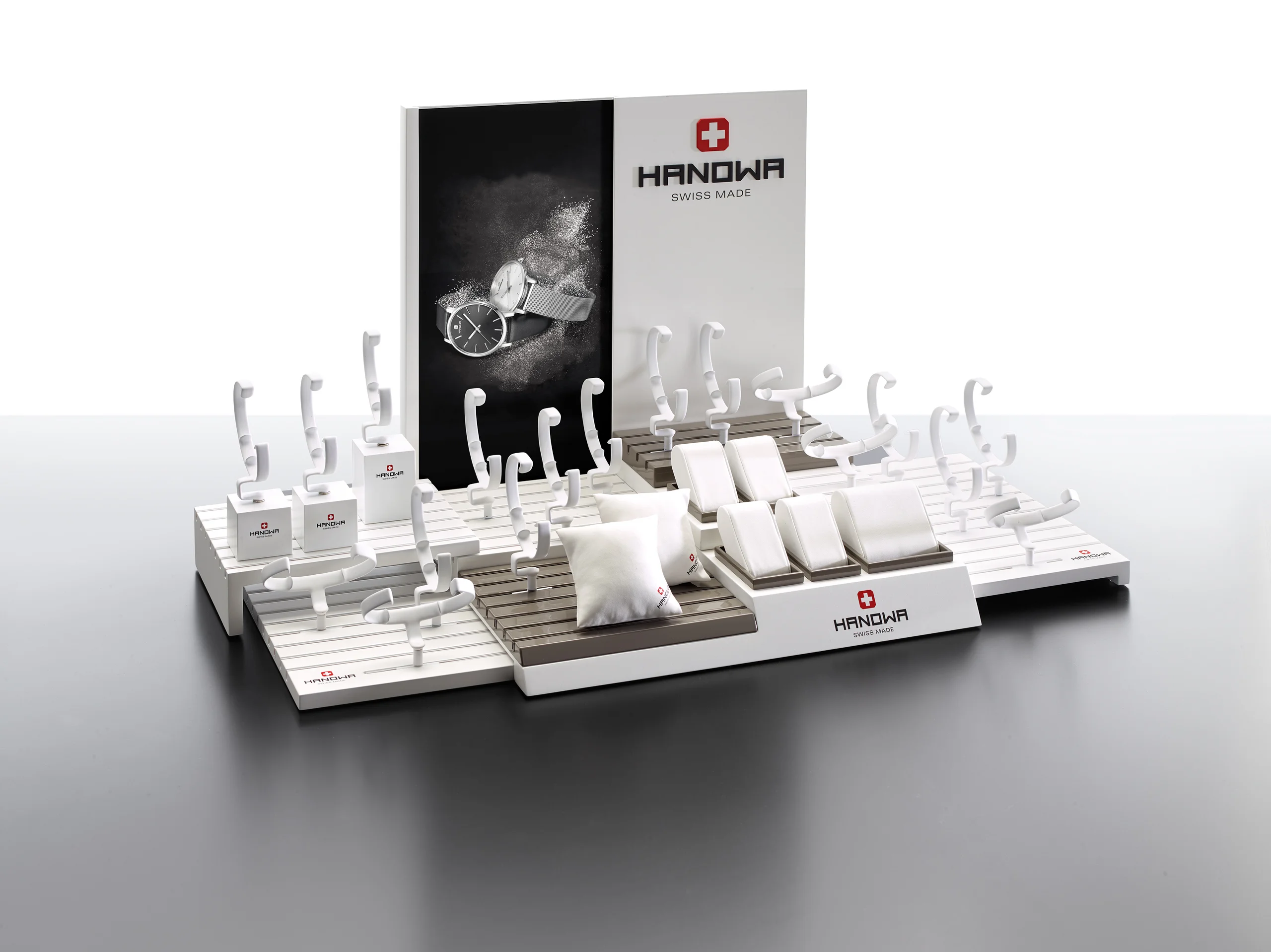 Hanowa: Countertop display featuring platform surfaces produced by Casadevall Group.