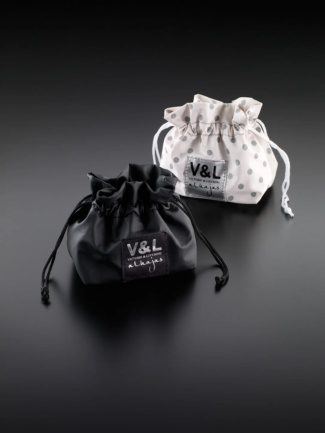 Victorio & Lucchino: Drawstring jewelry pouches produced by Casadevall Group.