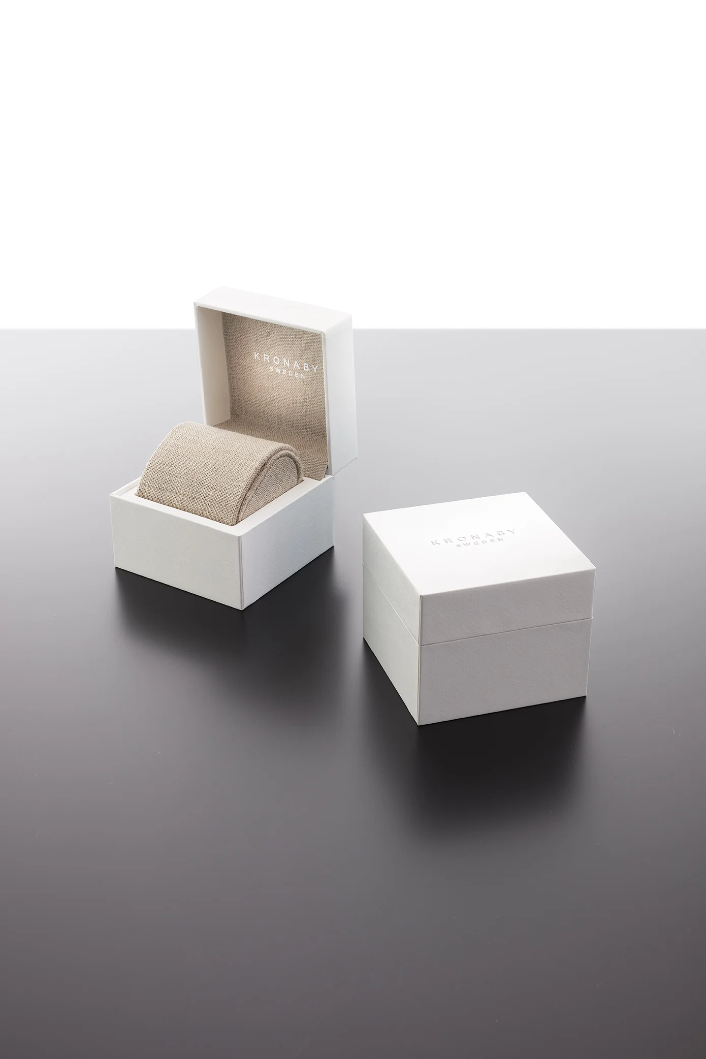 Kronaby: Minimalistic packaging produced by Casadevall Group.