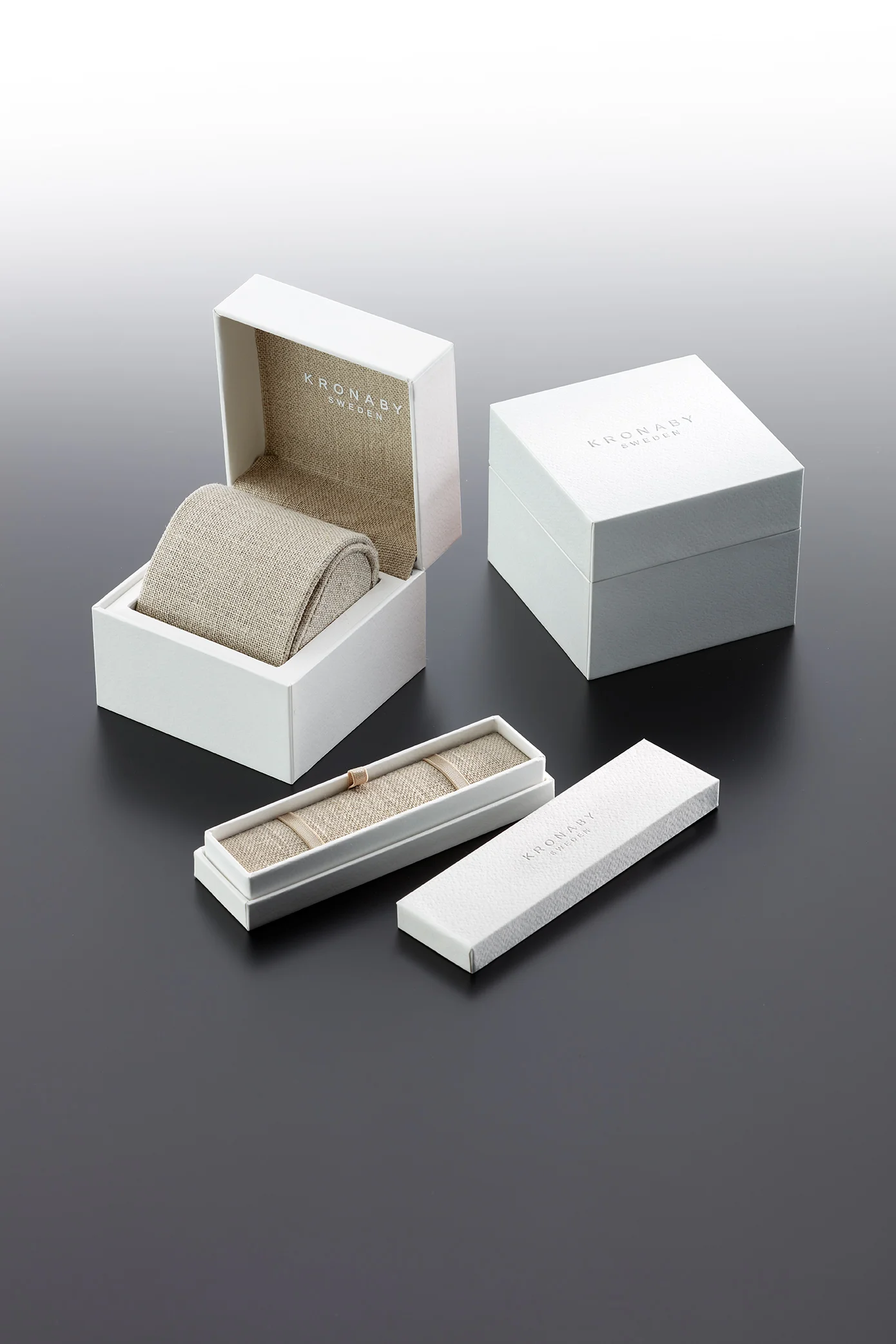Kronaby: Minimalistic packaging produced by Casadevall Group.