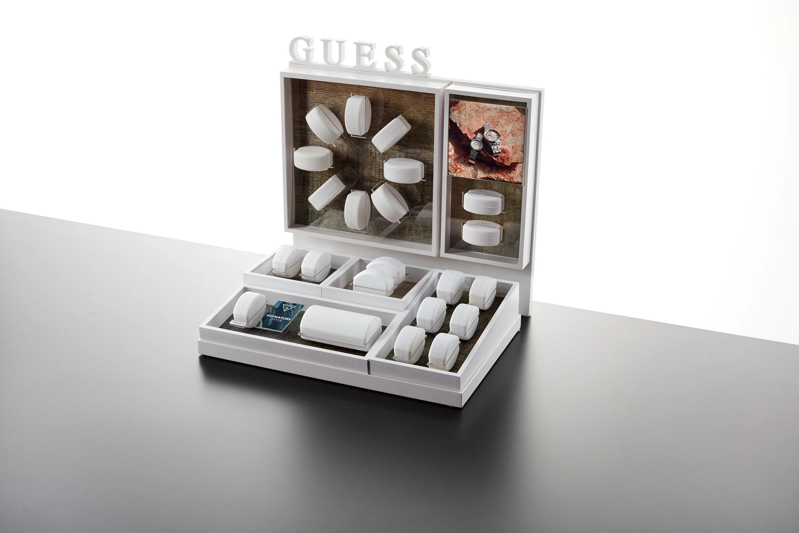 Guess: display produced by Casadevall Group.