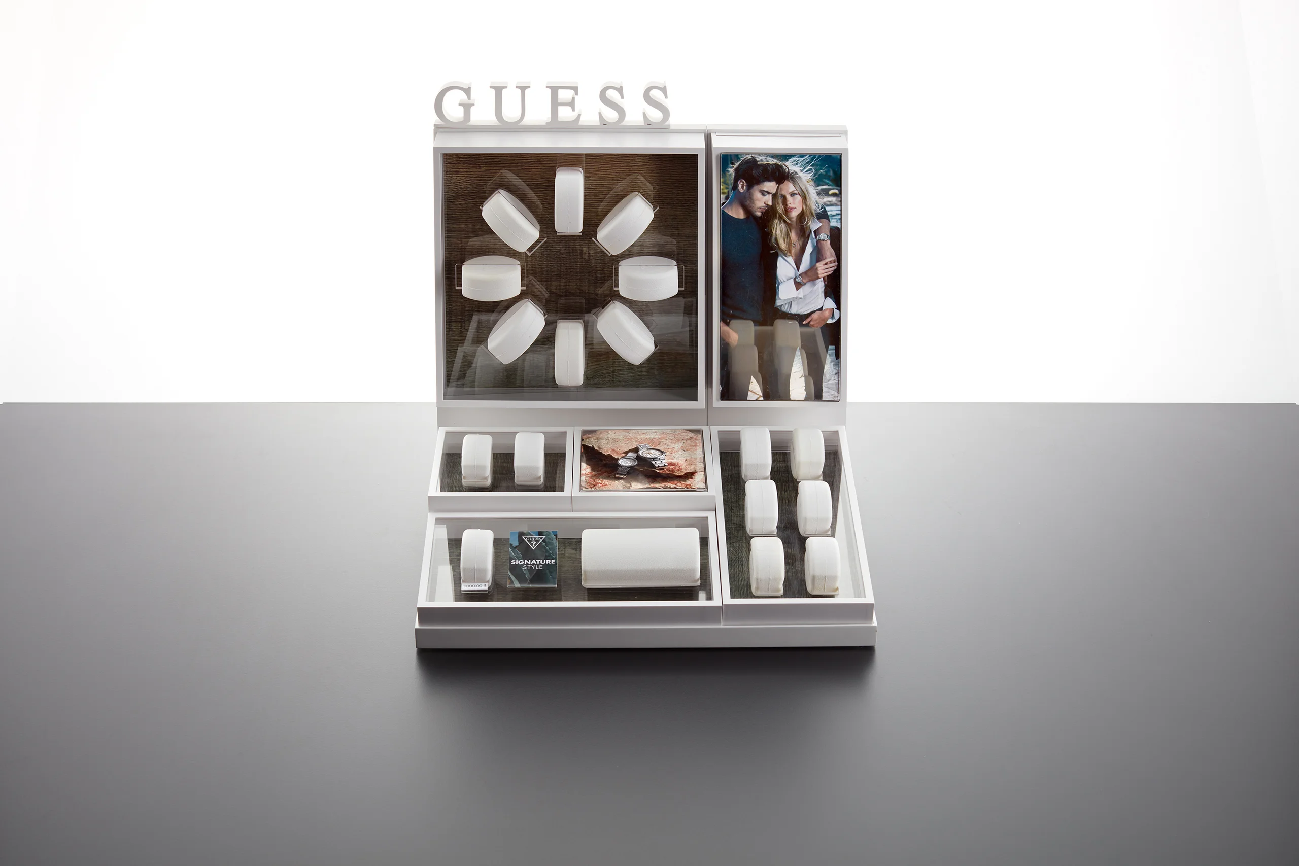 Guess: display produced by Casadevall Group.