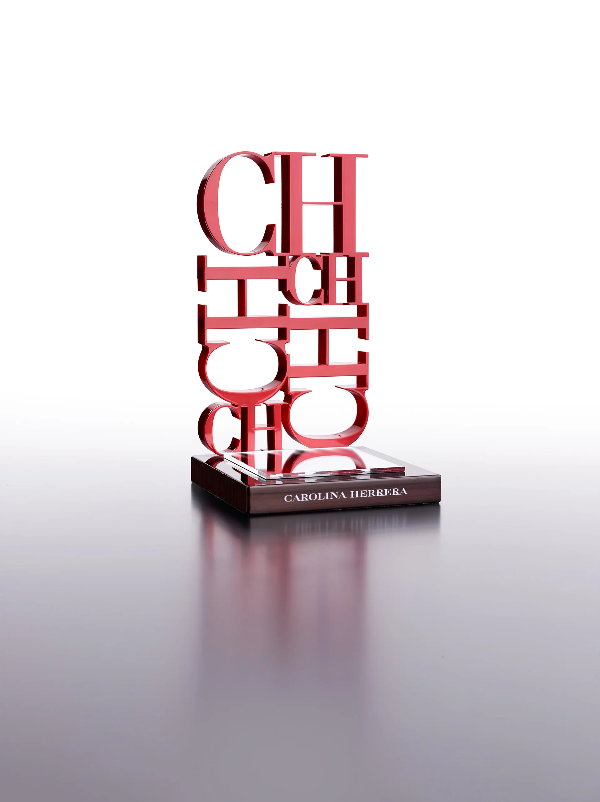 Carolina Herrera: Red-and-mirror countertop display produced by Casadevall Group.