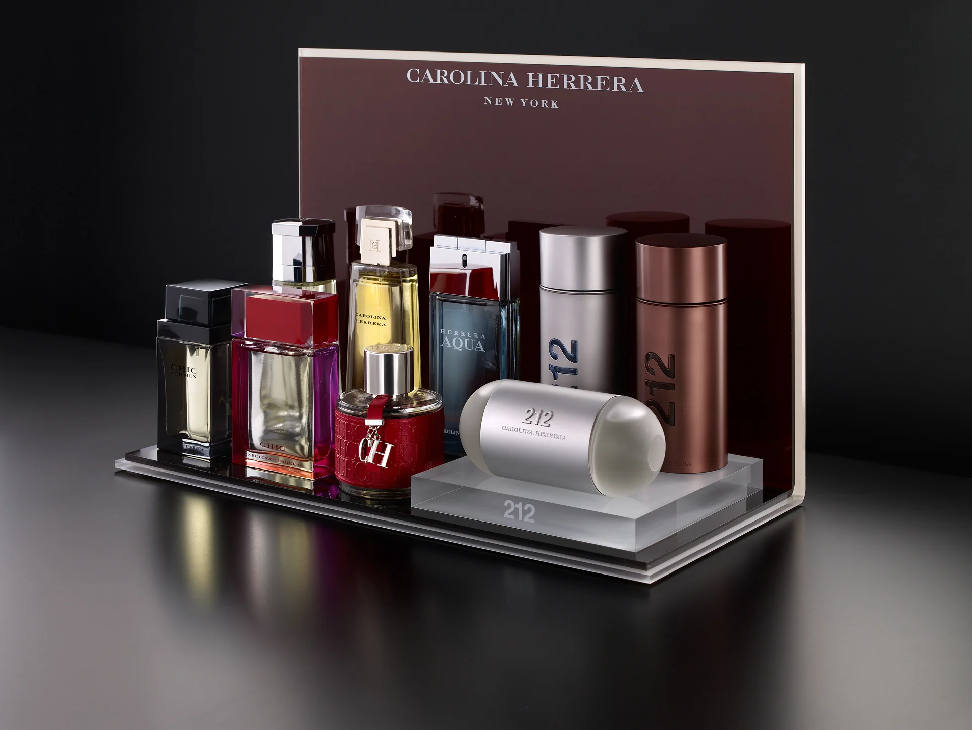 Carolina Herrera: Red-and-mirror countertop display produced by Casadevall Group.