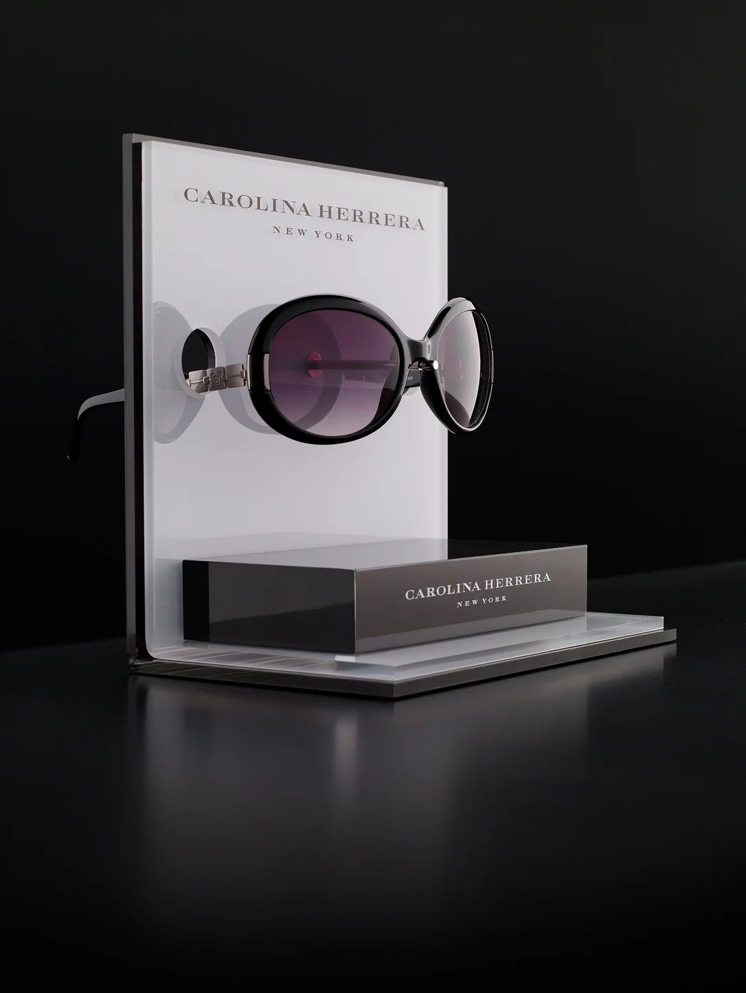 Carolina Herrera: Red-and-mirror countertop display produced by Casadevall Group.