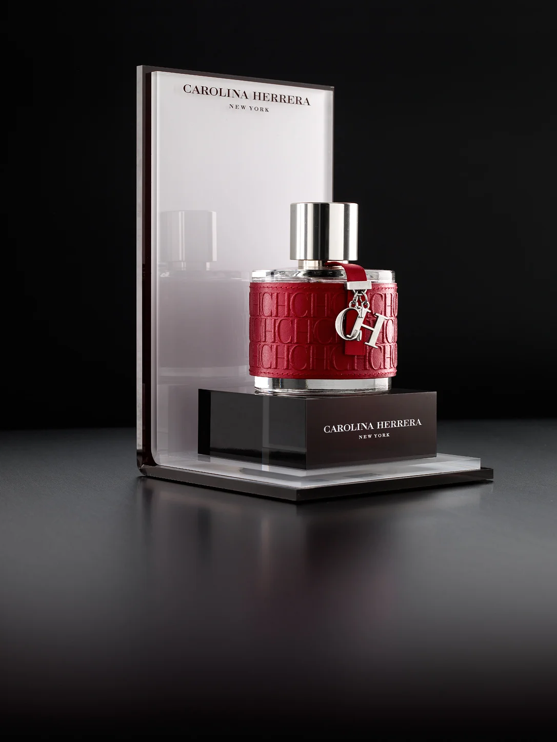 Carolina Herrera: Red-and-mirror countertop display produced by Casadevall Group.