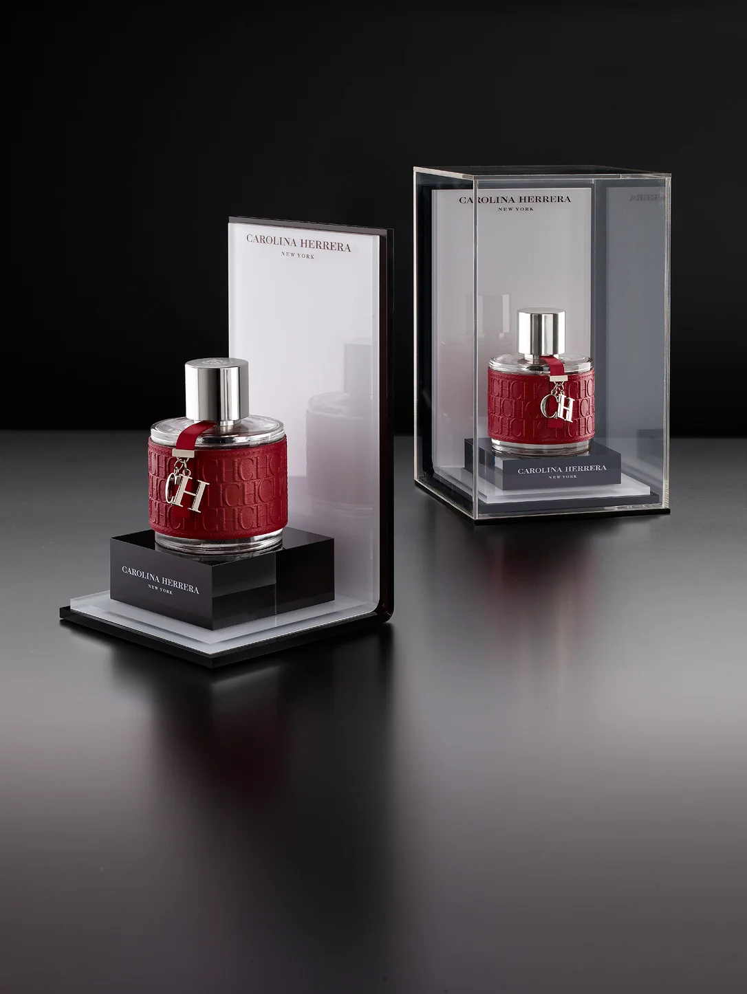 Carolina Herrera: Red-and-mirror countertop display produced by Casadevall Group.
