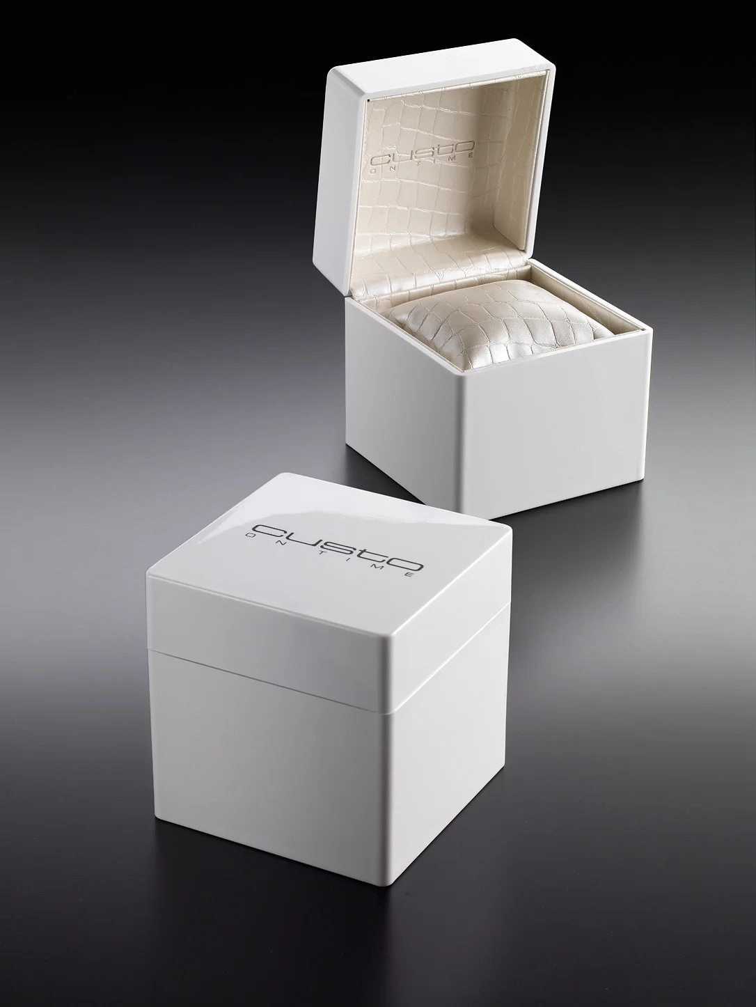 Custo Barcelona: Soft-shell zippered case produced by Casadevall Group.