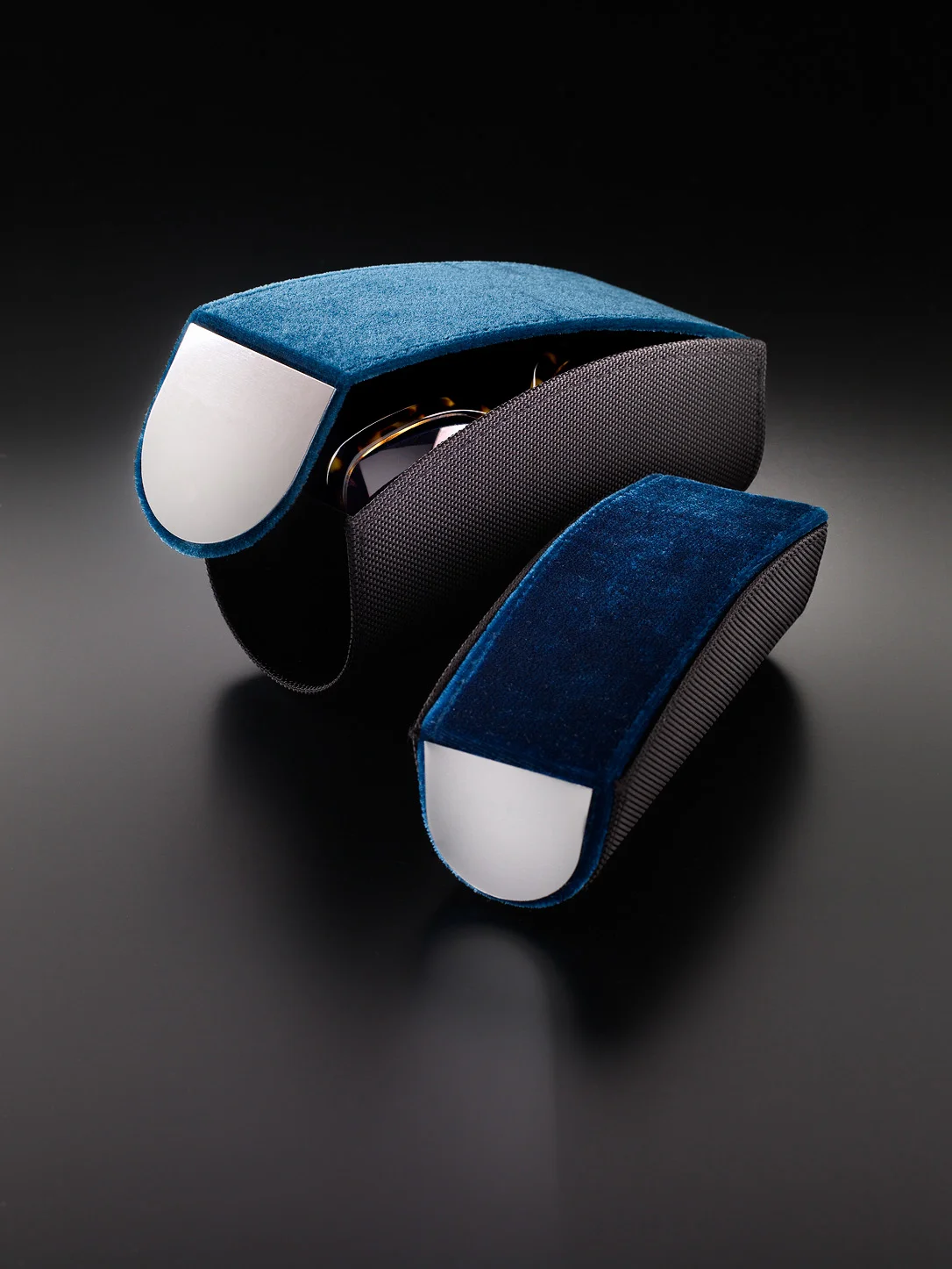 Custo Barcelona: Soft-shell zippered case produced by Casadevall Group.